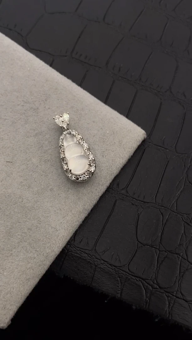 颈饰18K金镶嵌翡翠收到货48小时鉴赏期（超时不退不换）