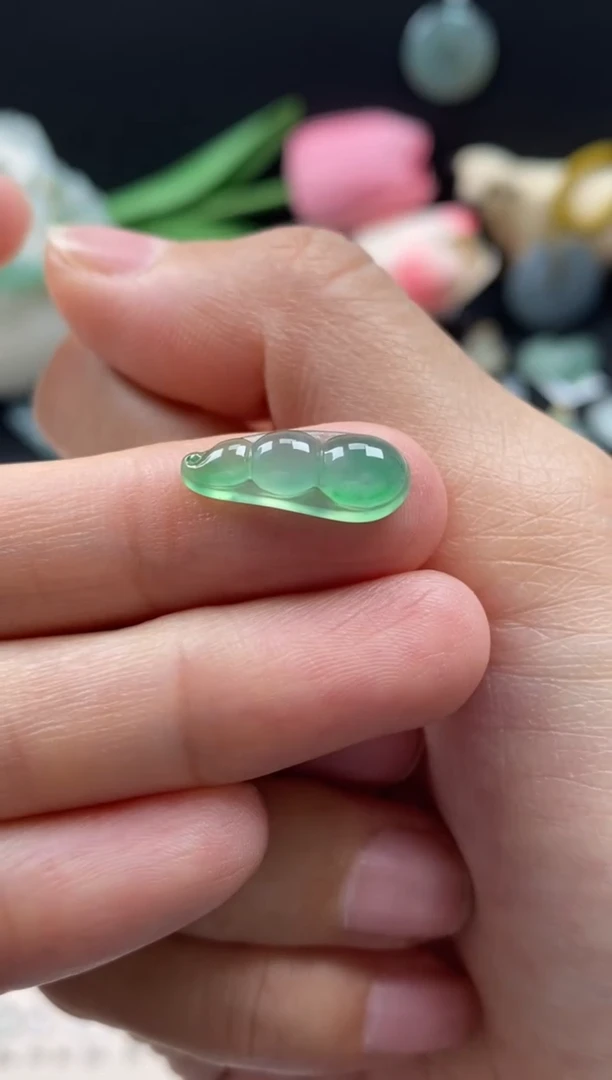 【闪购商品】翡翠颈饰未镶嵌翡翠冰绿福豆