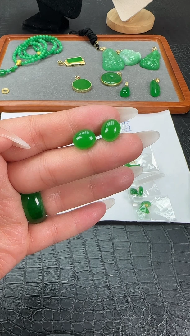 14K金镶嵌翡翠耳饰蛋面耳钉