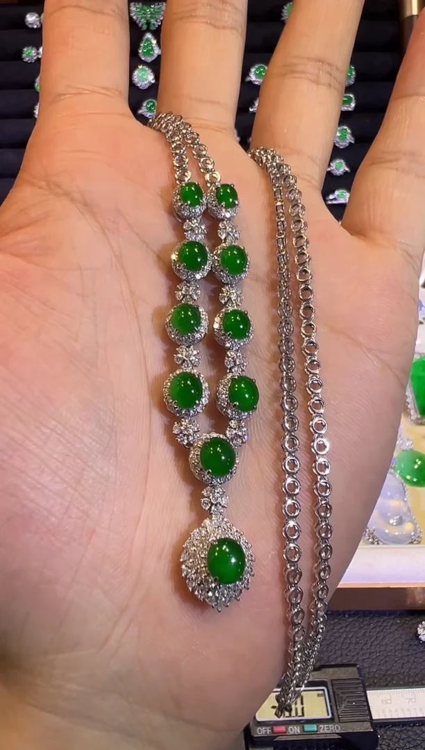 【闪购商品】翡翠颈饰18K金镶嵌正阳满绿蛋面晚装链