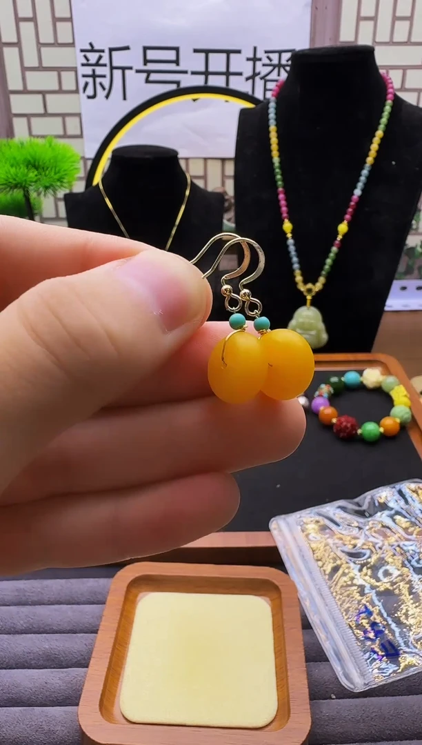 14K金镶嵌蜜蜡耳饰E82