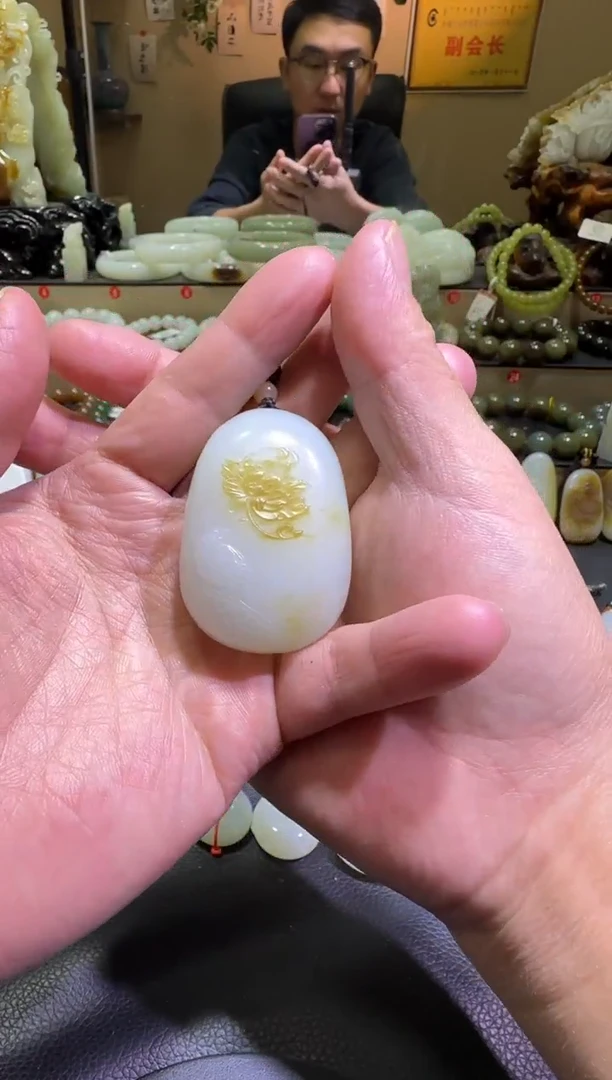 吊坠(赠链)未镶嵌和田玉金山糖白吊坠（产地直发）