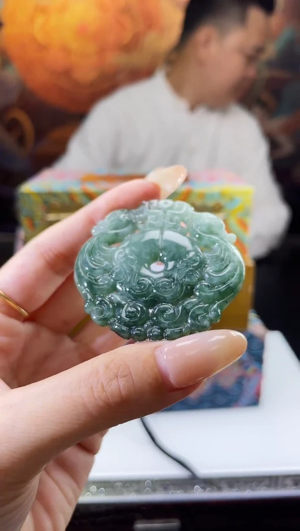 翡翠未镶嵌颈饰多样性发其一