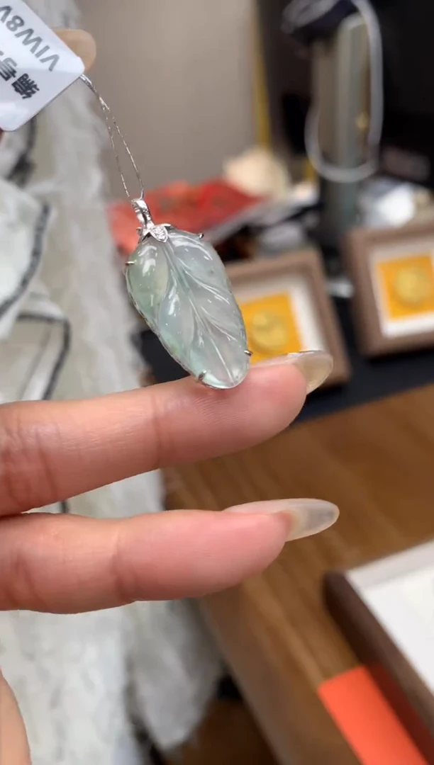 【闪购商品】翡翠颈饰18K金镶嵌叶子