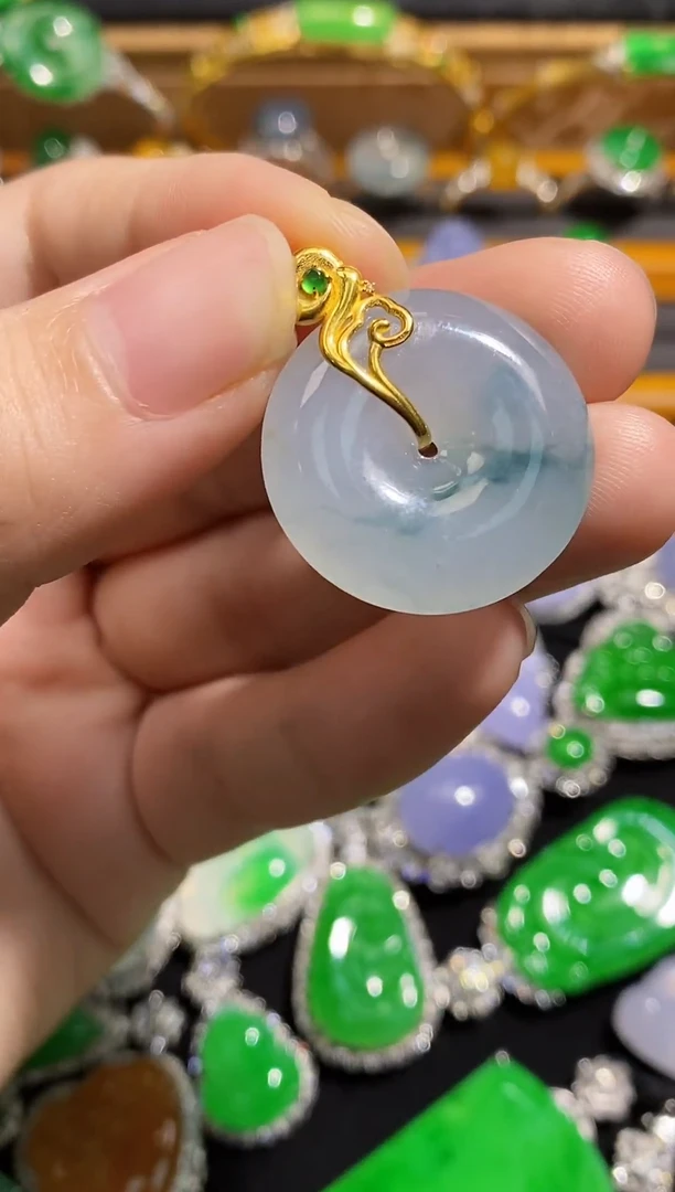 翡翠18K金镶嵌颈饰吊坠