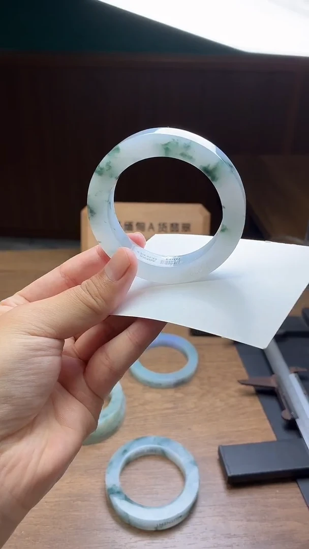 未镶嵌手镯定制翡翠静****?定制
