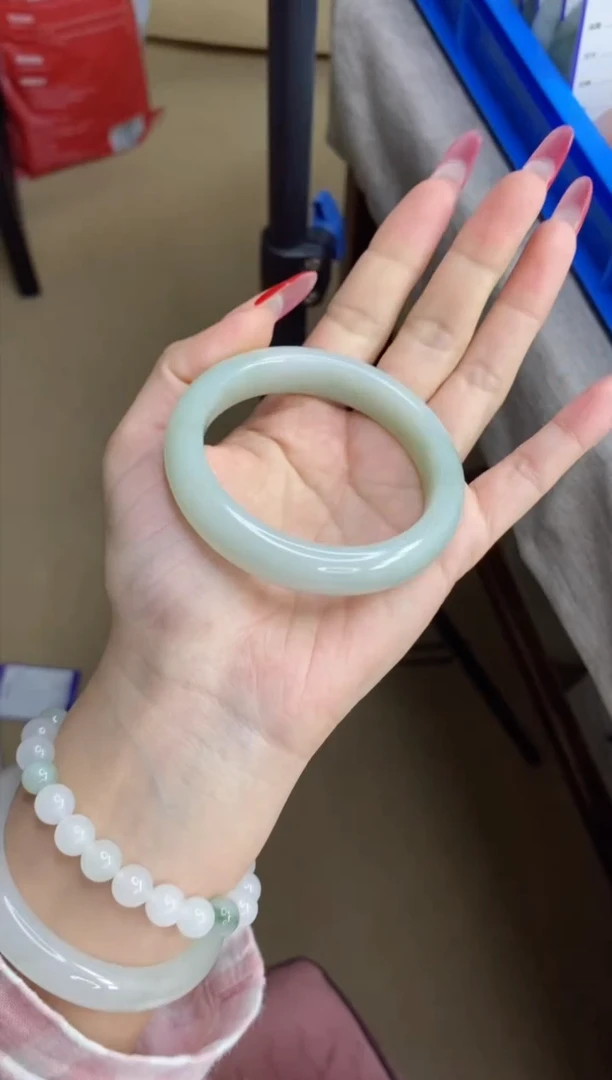 【闪购商品】石英质玉手镯未镶嵌v136