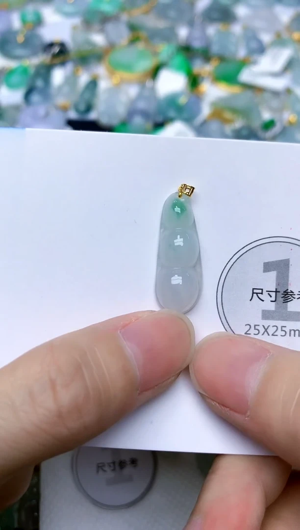颈饰18K金镶嵌翡翠゛*苏天然A货翡翠
