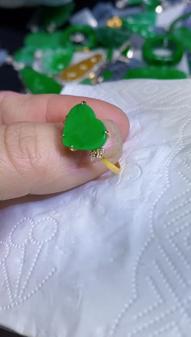 颈饰18K金镶嵌翡翠戒指