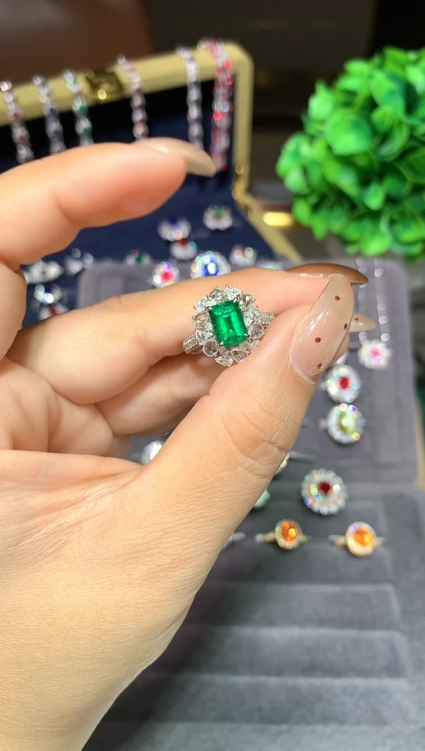 18K金镶嵌戒指祖母绿1.18ct