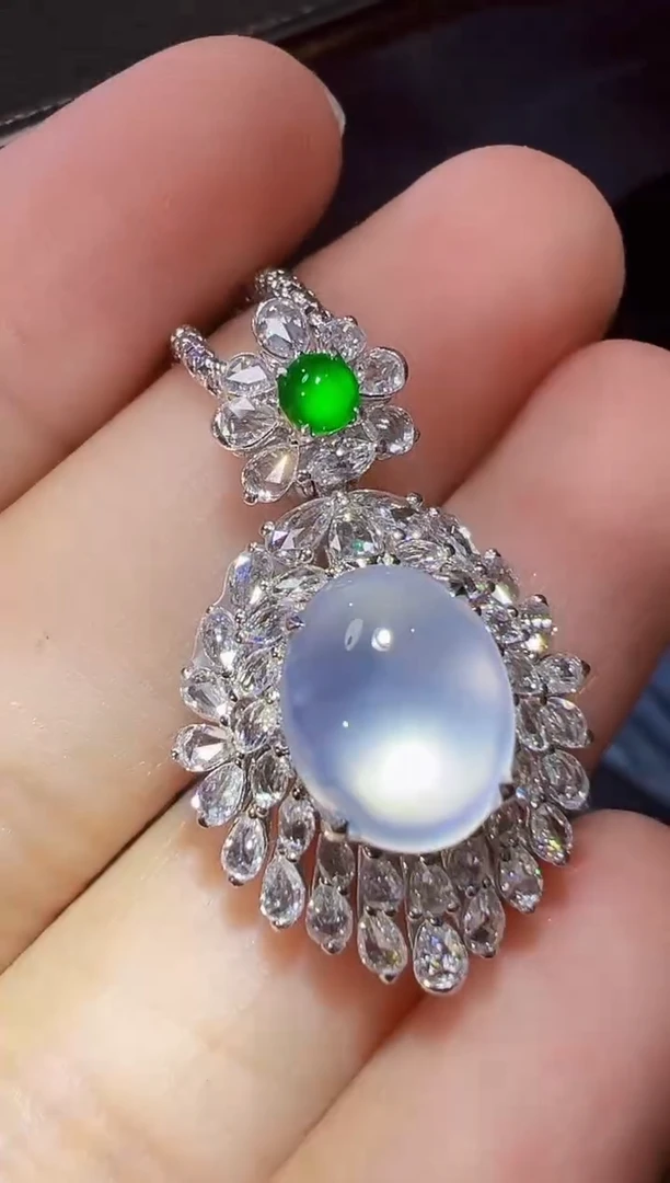 颈饰18K金镶嵌翡翠蛋面