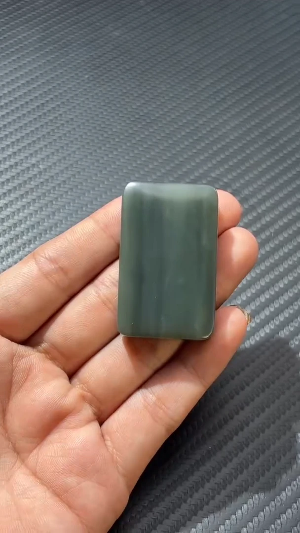 颈饰未镶嵌和田玉（墨玉）若羌毛毛矿青花无事牌微色差 约33g