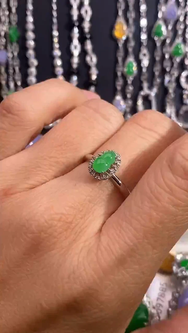 18K金镶嵌戒指翡翠戒指