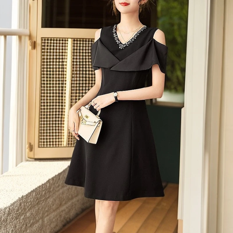 高级感V领镶钻连衣裙女2025夏季新款时尚显瘦气质露肩设计a字裙子