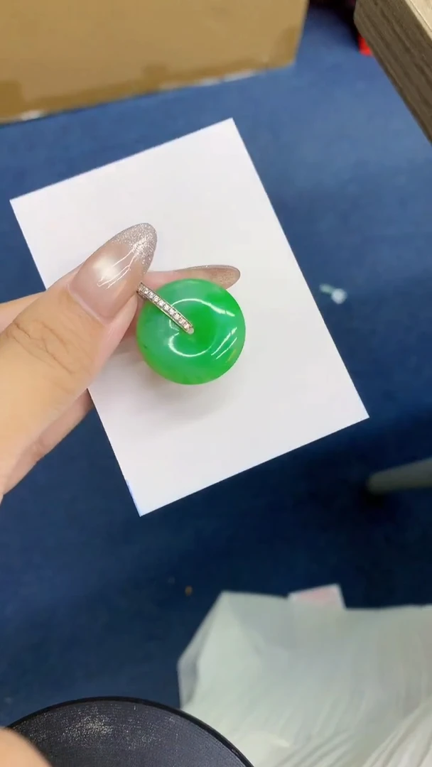 颈饰18K金镶嵌翡翠1