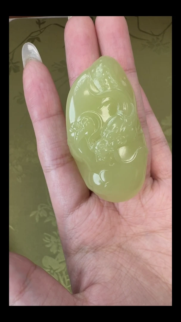 颈饰未镶嵌和田玉（黄玉）淤泥河黄玉龙牌