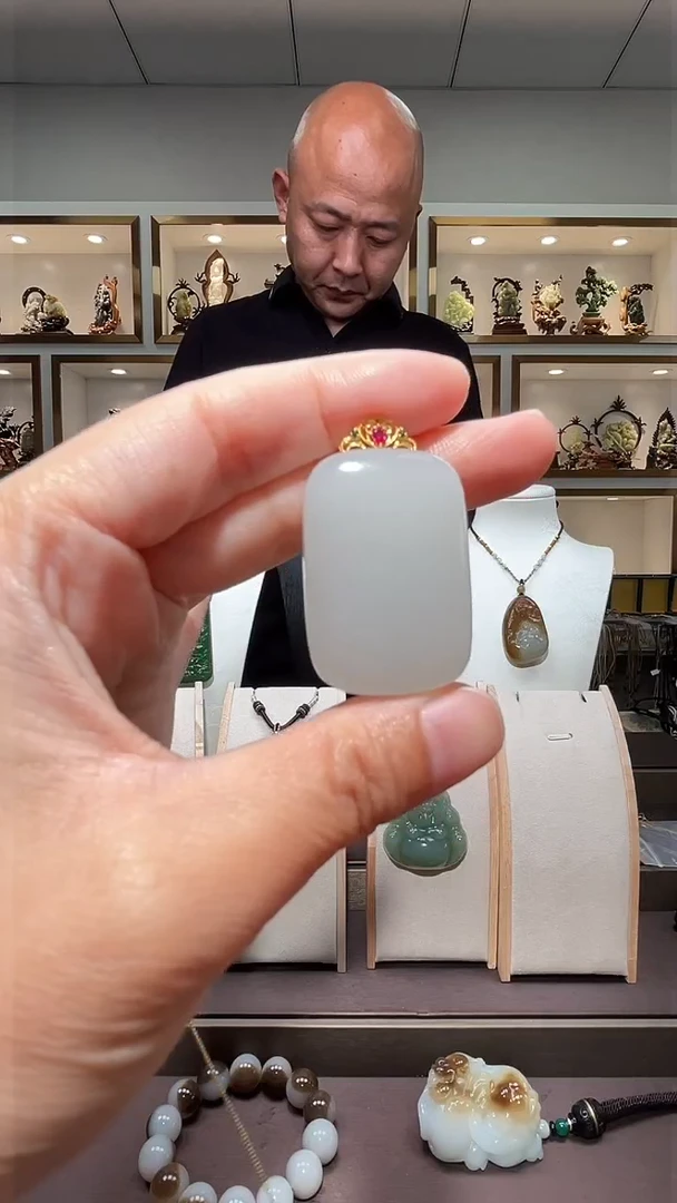 和田玉18K金镶嵌颈饰苏