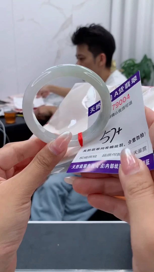 未镶嵌手镯翡翠有纹，完美者勿拍