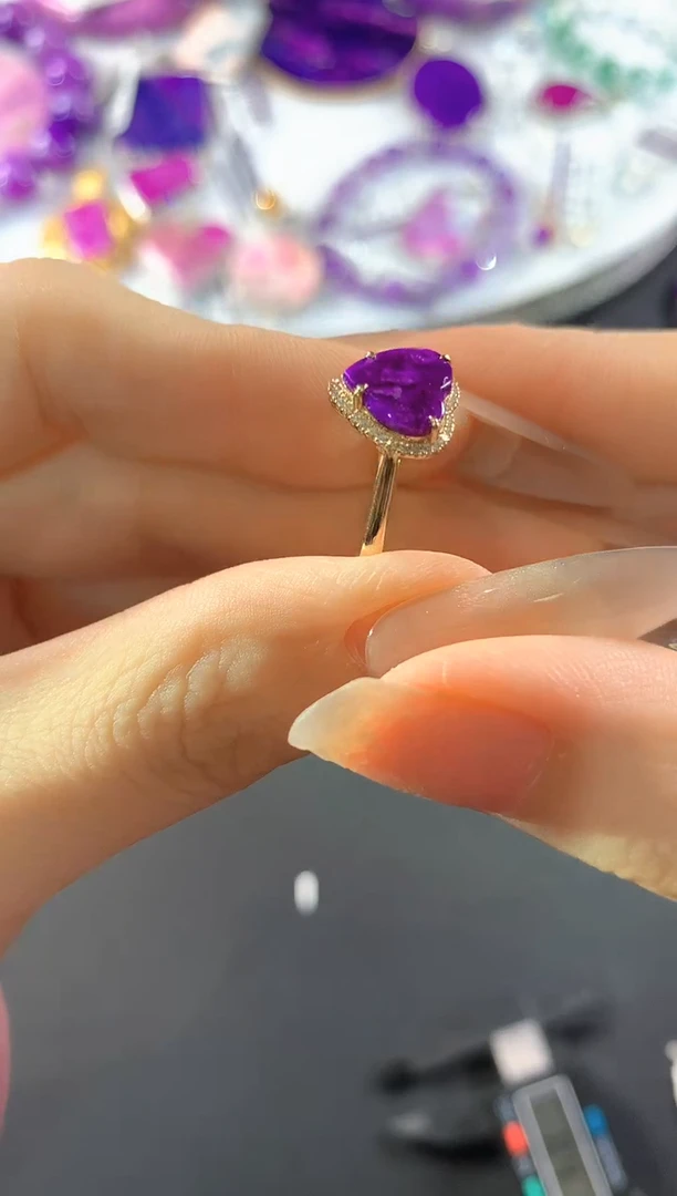 18K金镶嵌苏纪石（舒俱来）.戒指