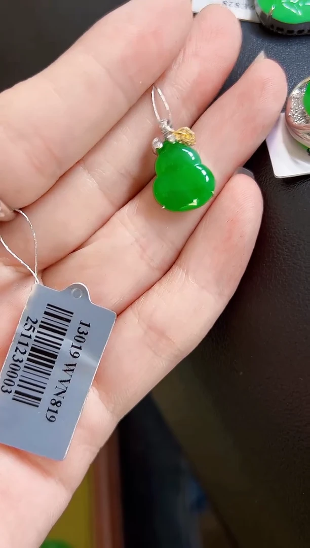 颈饰18K金镶嵌翡翠葫芦