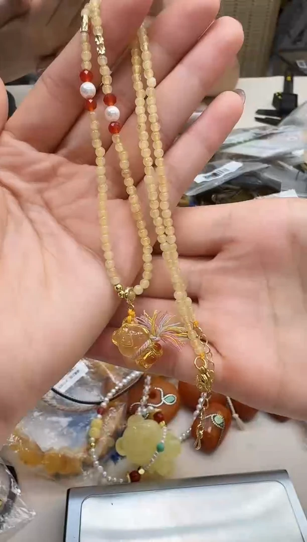 未镶嵌琥珀裸石如图