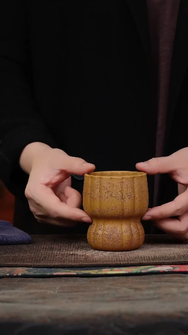 黄段刻绘山水紫砂杯
