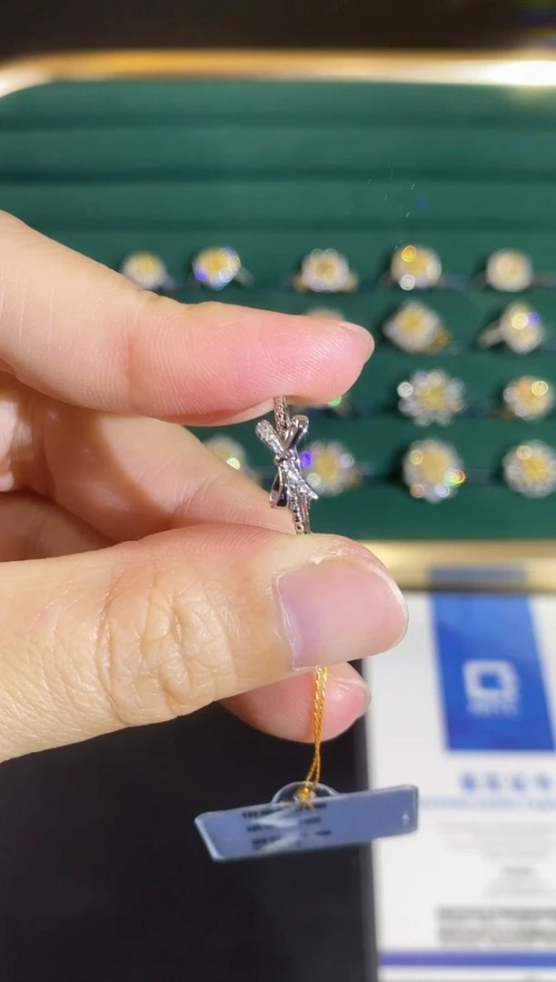 18K金镶嵌戒指钻石小*花11