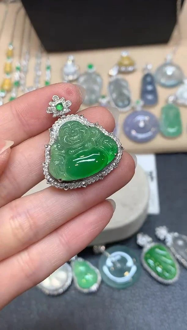 颈饰18K金镶嵌翡翠佛公【无服务费