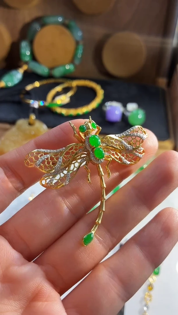 颈饰18K金镶嵌翡翠胸针