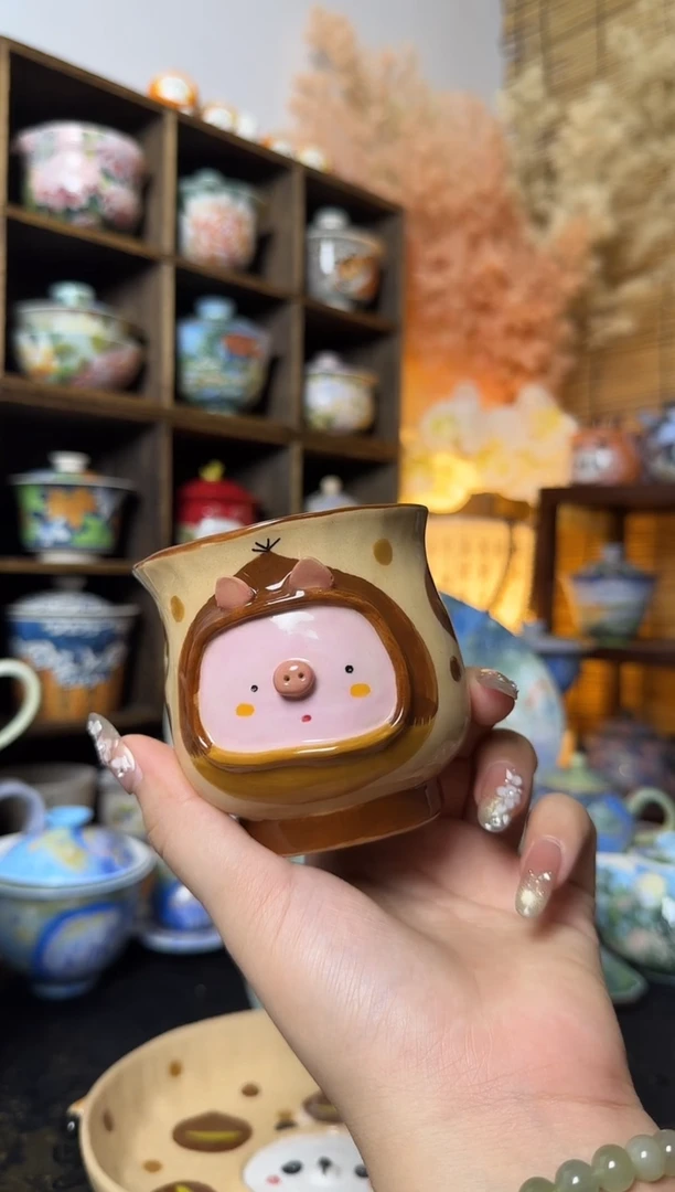 虚渡手捏栗子猪猪手握杯