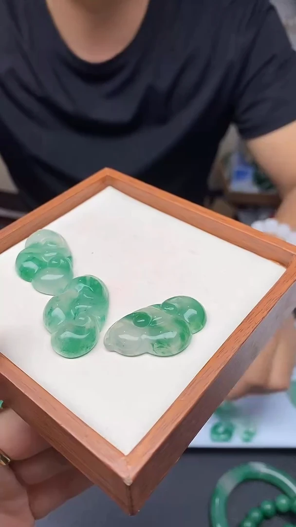 玉材质：    独龙玉    如意