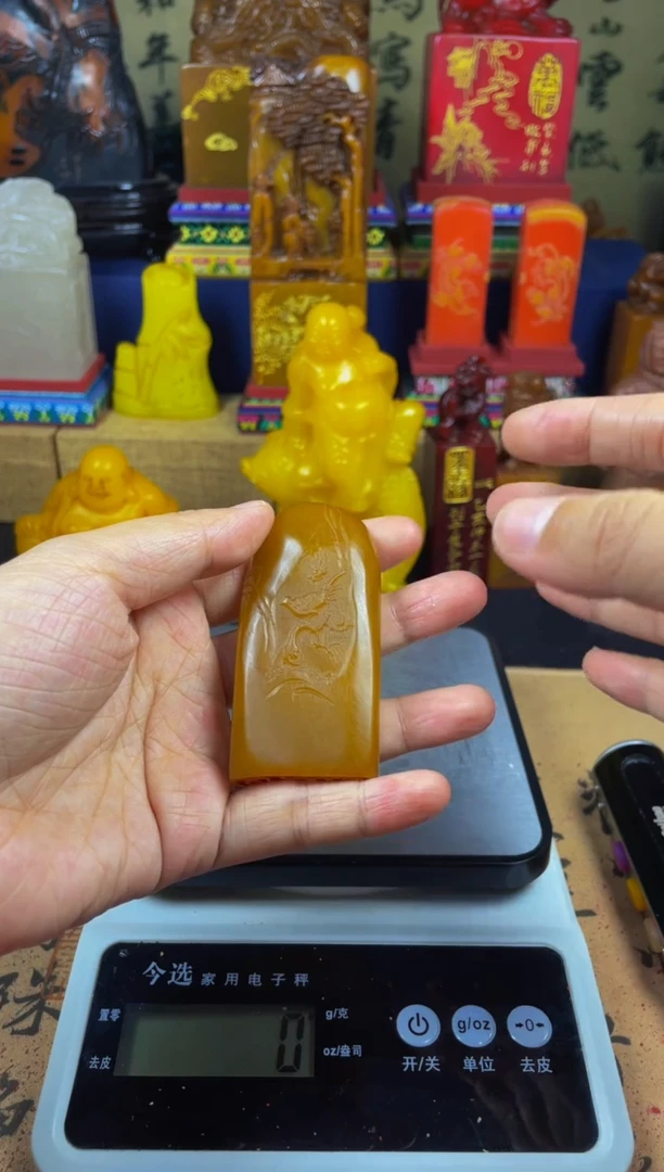 寿山石印石田黄灯光冻 薄意雕随形章