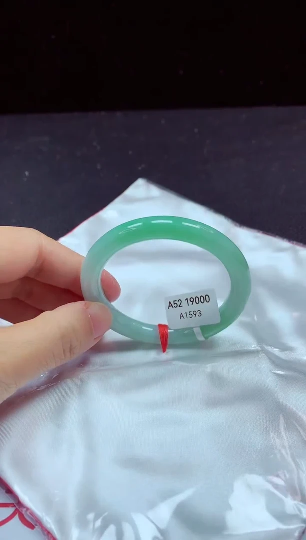 【闪购商品】翡翠手镯未镶嵌镯子52+