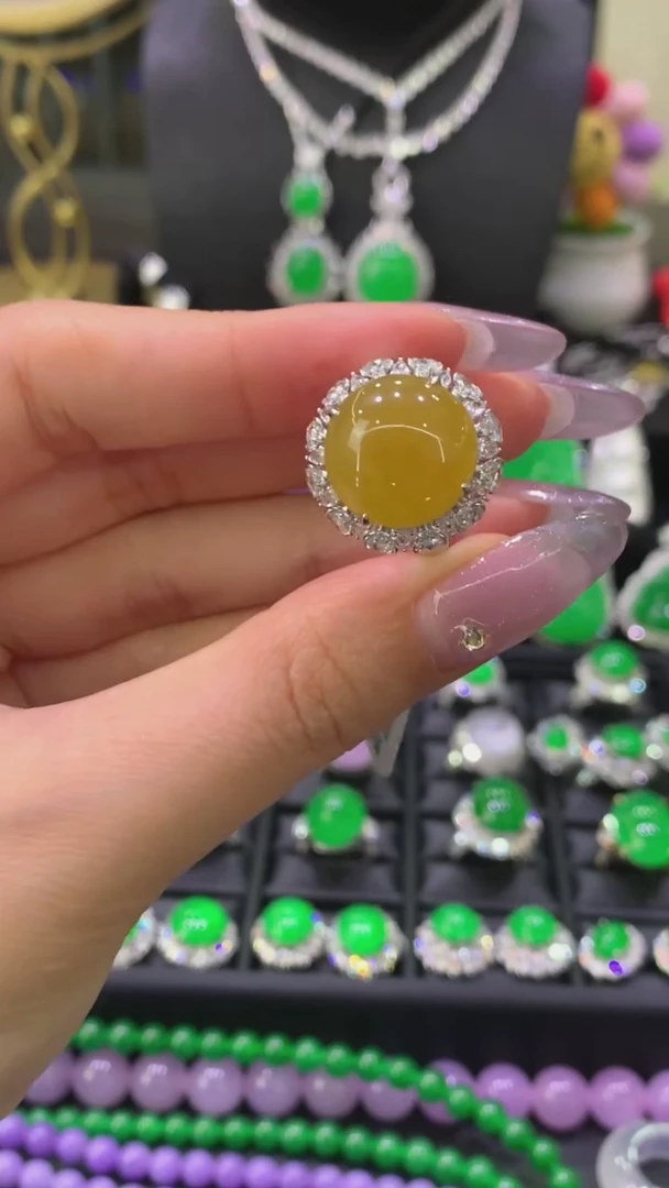 18K金镶嵌戒指翡翠戒指