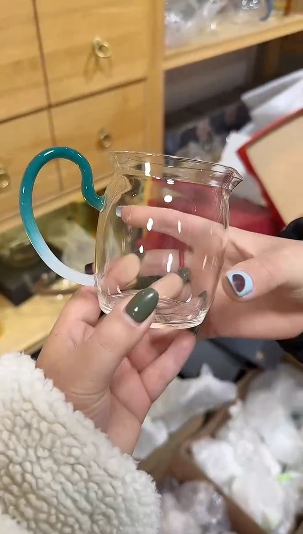 蓝白雅然公道杯
