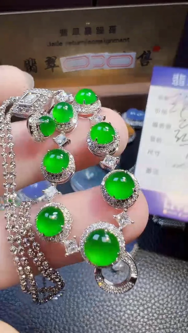 翡翠18K金镶嵌颈饰乐****洁翡翠