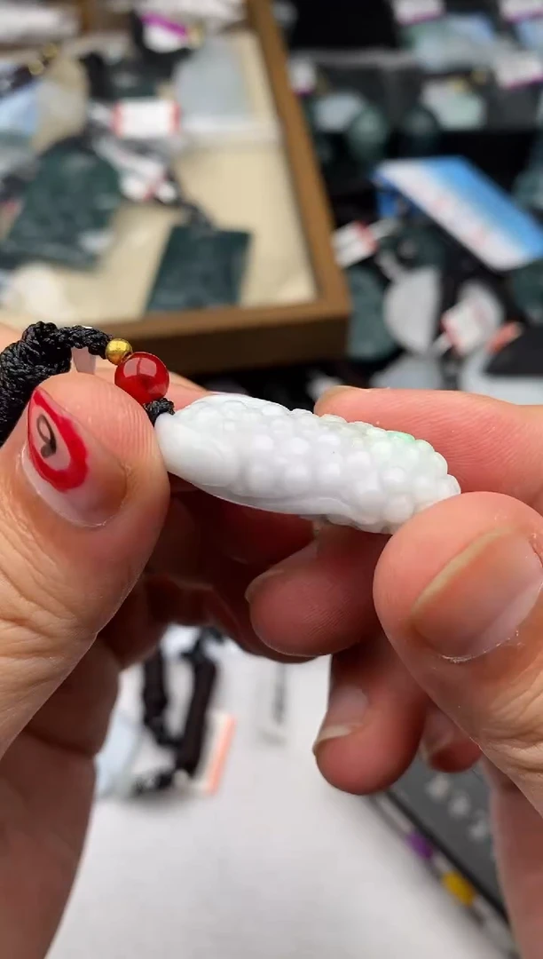 翡翠未镶嵌颈饰多样性发其一