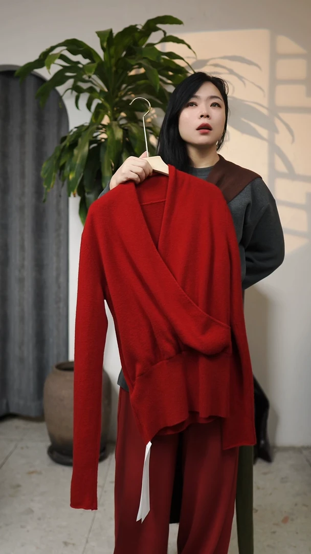 羊毛羊绒混纺V领衫，均码，红色。（90-130斤）