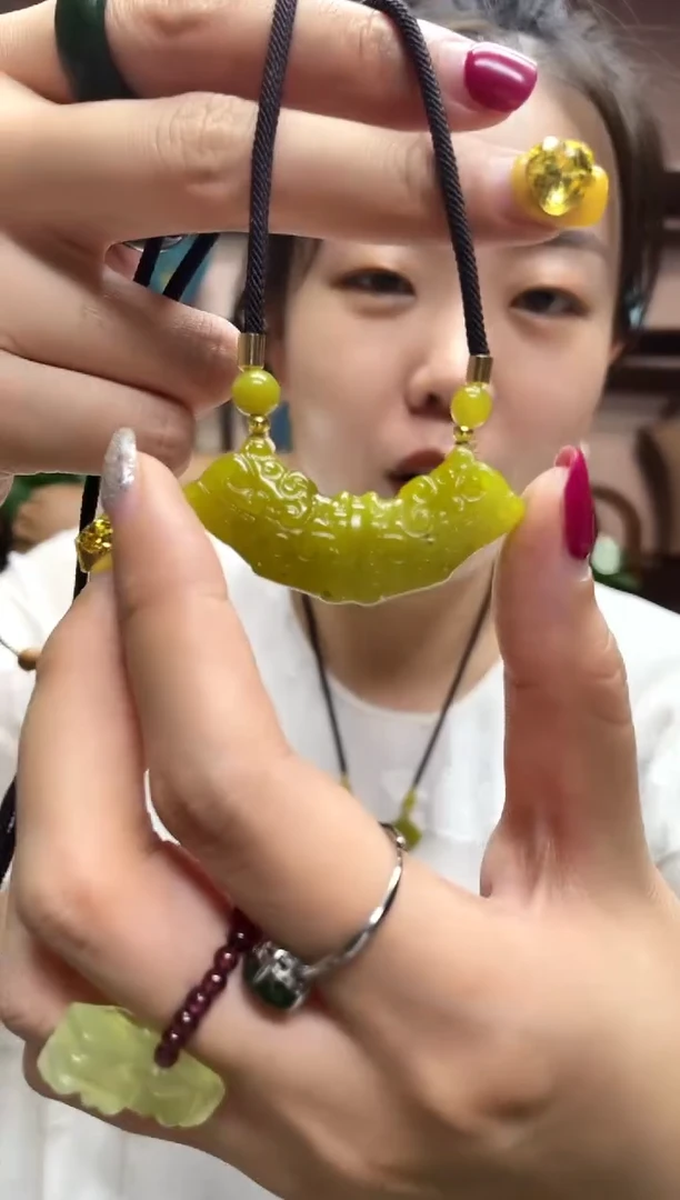 岫玉未镶嵌吊坠多样性发货发其中之一