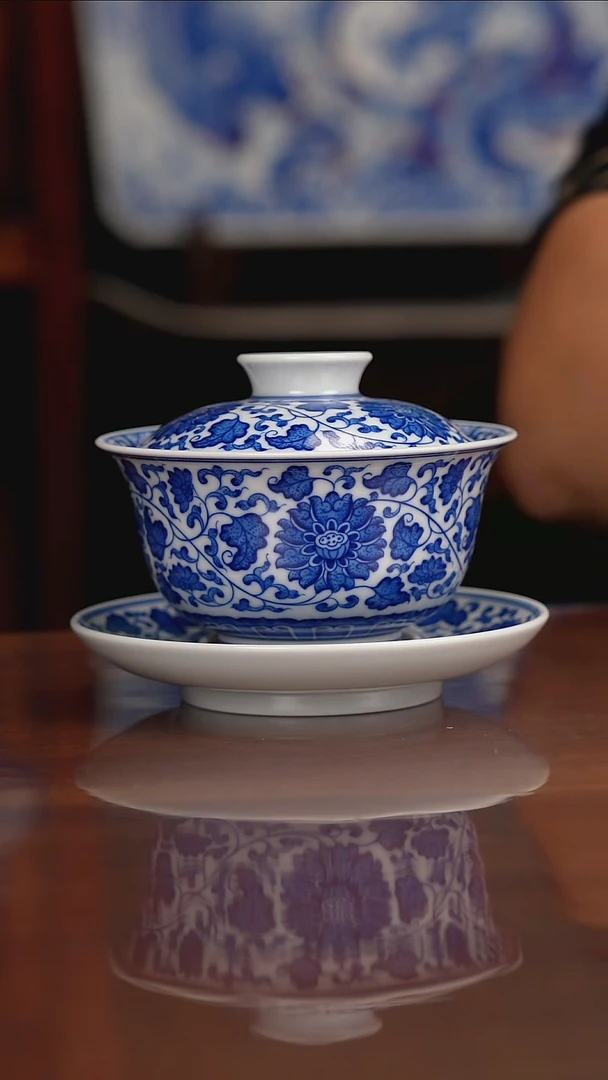 晓月窑青花缠枝盖碗