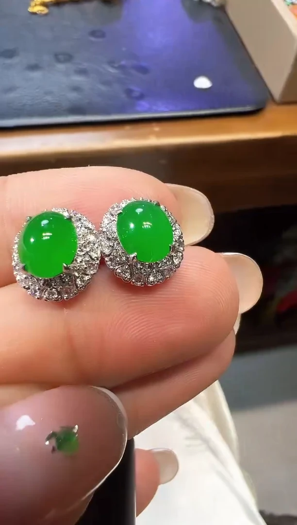 18K金镶嵌翡翠耳饰蛋面