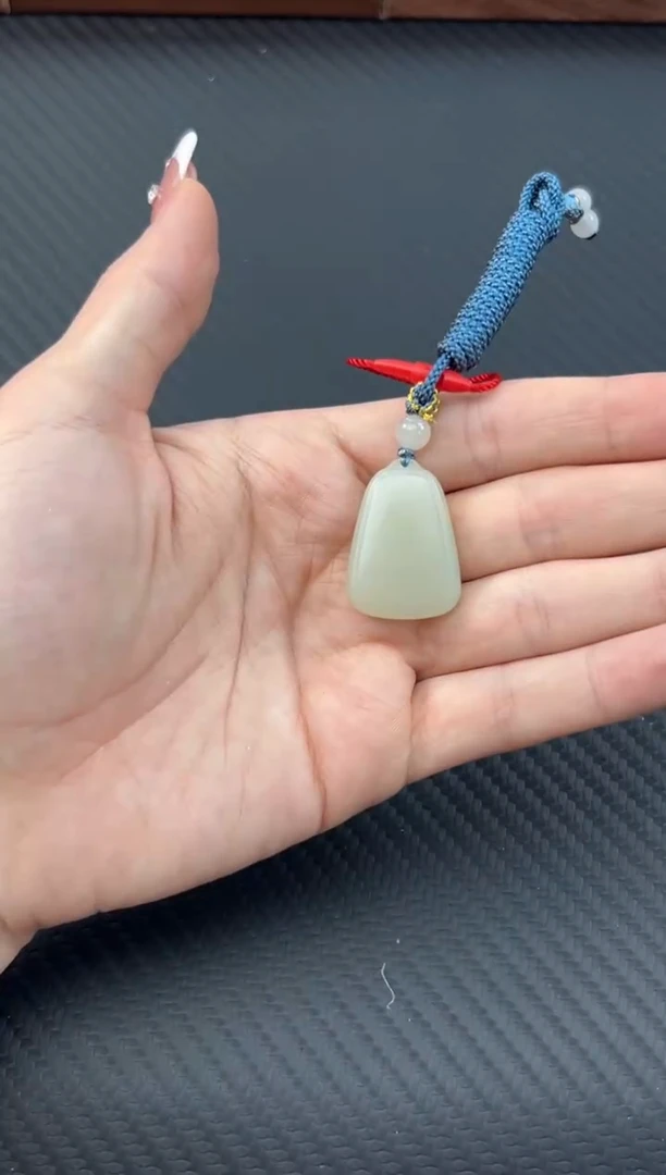 【闪购商品】和田玉吊坠(赠链)未镶嵌且末微色差迪克兰吊坠