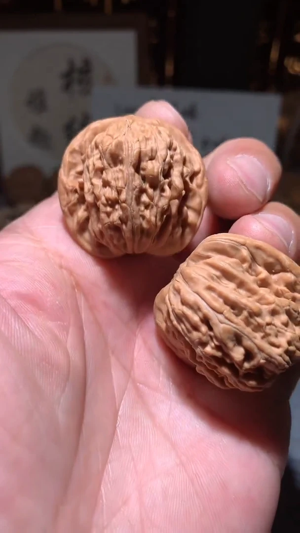 文玩核桃把件【核缘雅趣】35左右汉高楼，同尺寸随机发