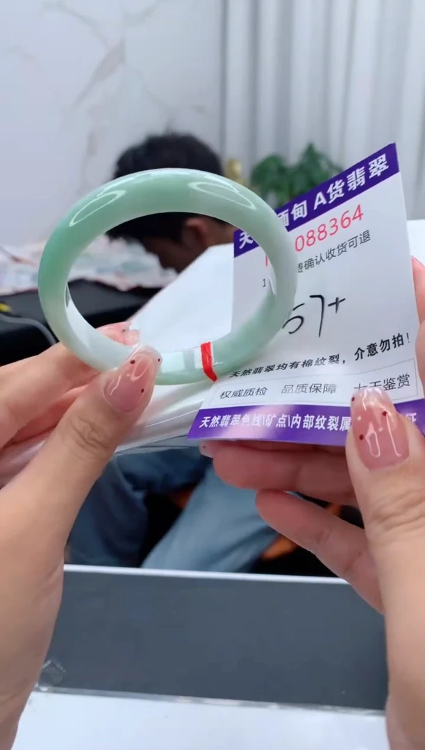 未镶嵌手镯翡翠有纹，完美者勿拍