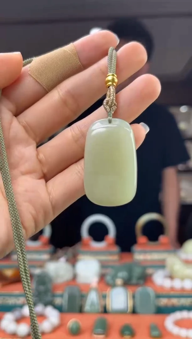 和田玉未镶嵌颈饰佩佩