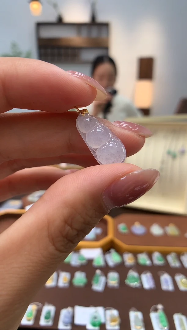 颈饰18K金镶嵌翡翠豆子