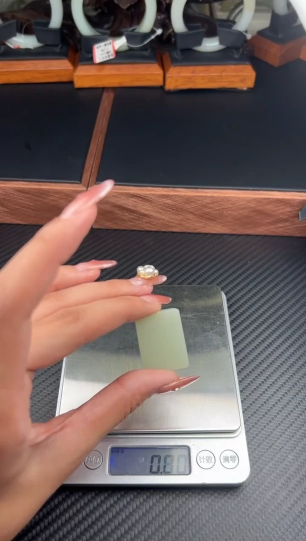 和田玉未镶嵌吊坠(赠链)且末微色差迪克兰二细