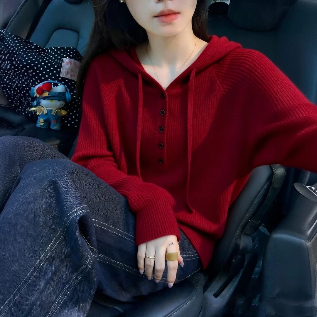 高级感红色韩系连帽纽扣长袖针织衫女2025秋冬新款显瘦宽松上衣潮
