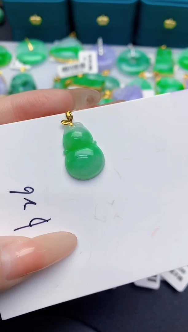 颈饰18K金镶嵌翡翠缅甸天然翡翠A货