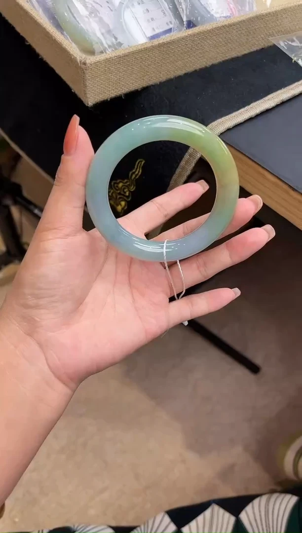 未镶嵌手镯翡翠手镯